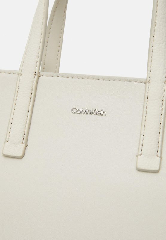 Bolso CK Must Mini Tote Calvin Klein Beige K60K611873PC4 - Imagen 5